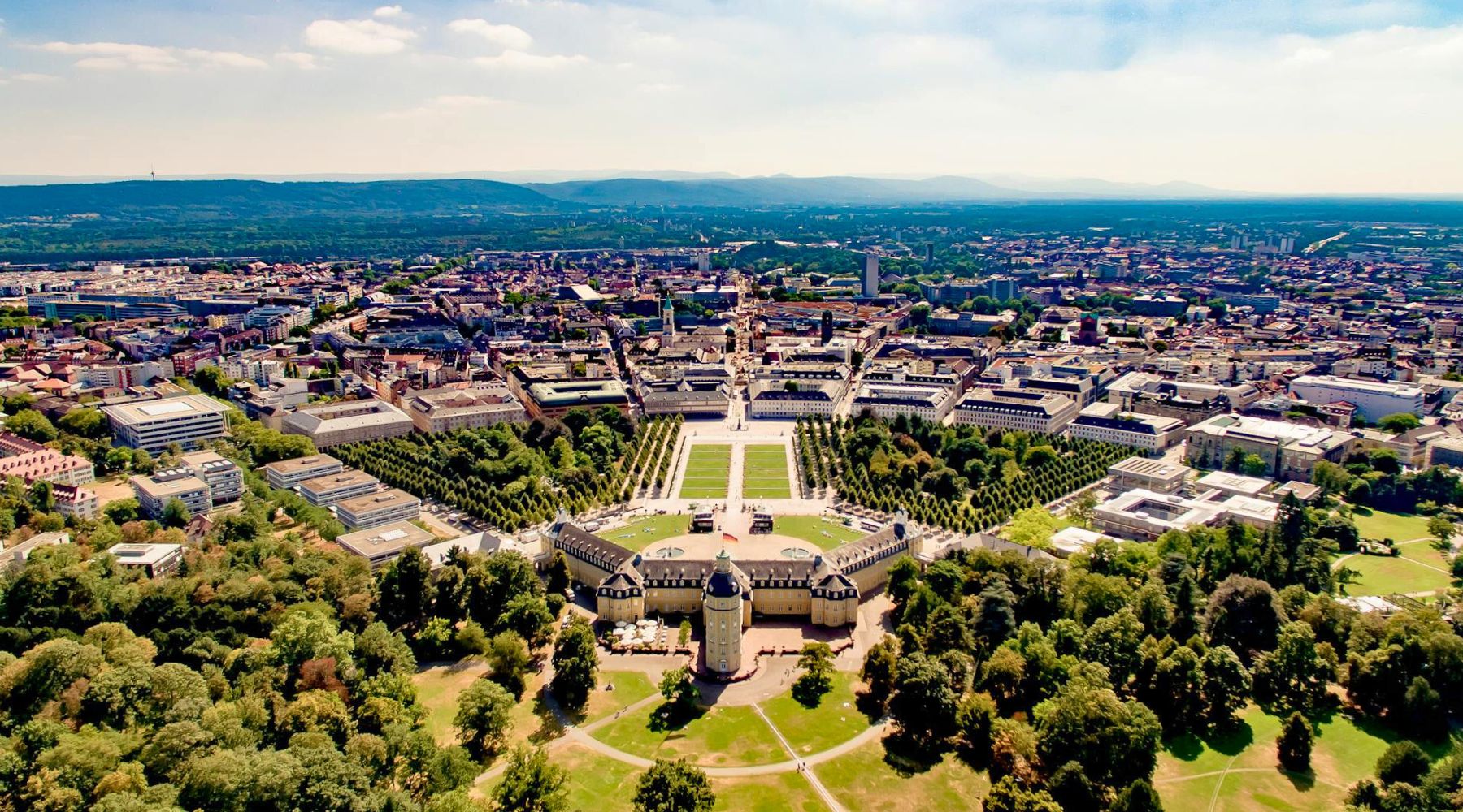 Blick über Karlsruhe aus der Vogelperspektive vom Schloss aus geschossen