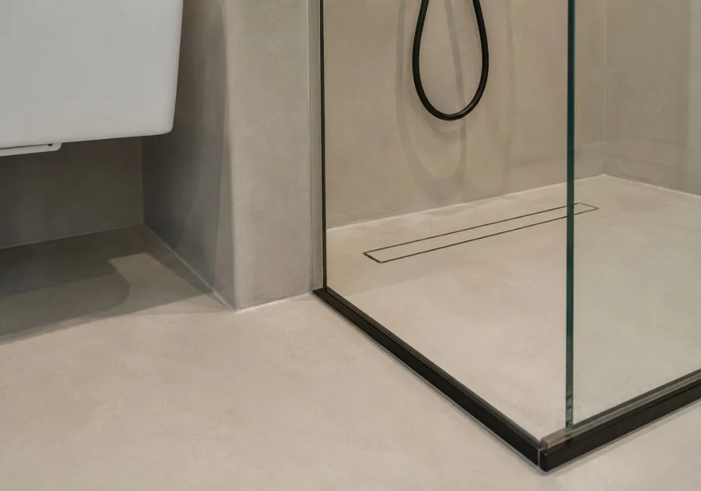 Anschlussdetail im Bad zwischen Wand Boden und Dusche bei fugenloser Oberfläche